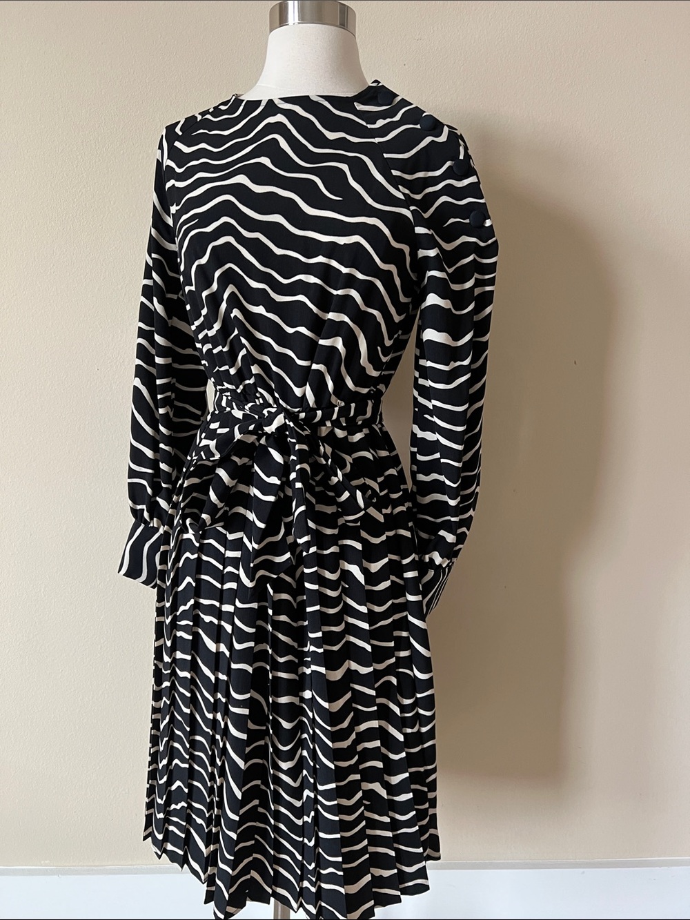 Who What Wear Black & White Wave-Print Long Sleeve Midi Dress